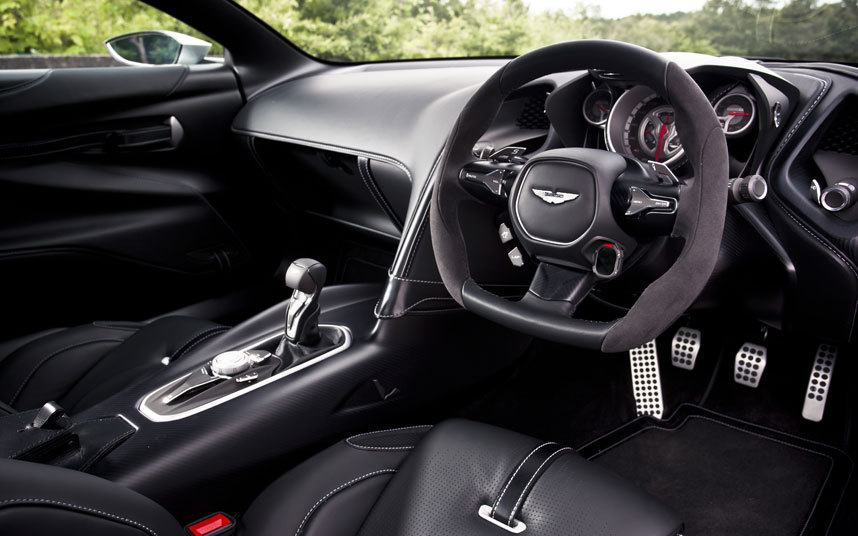 Video: Britse Telegraph achter het stuur van de Aston Martin DB10