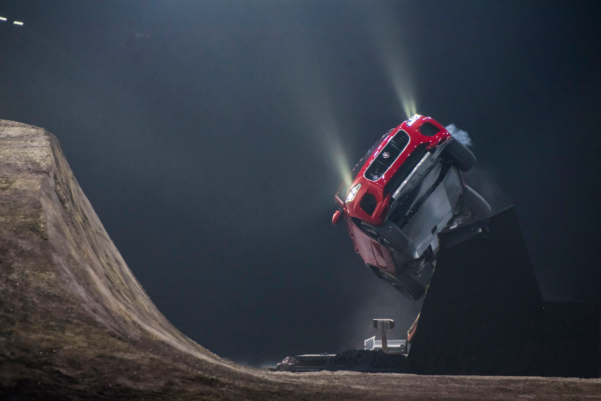 Video: Jaguar vestigt nieuw record met James Bond stunt