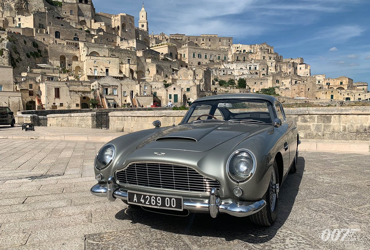 Hij is terug! De Aston Martin DB5!