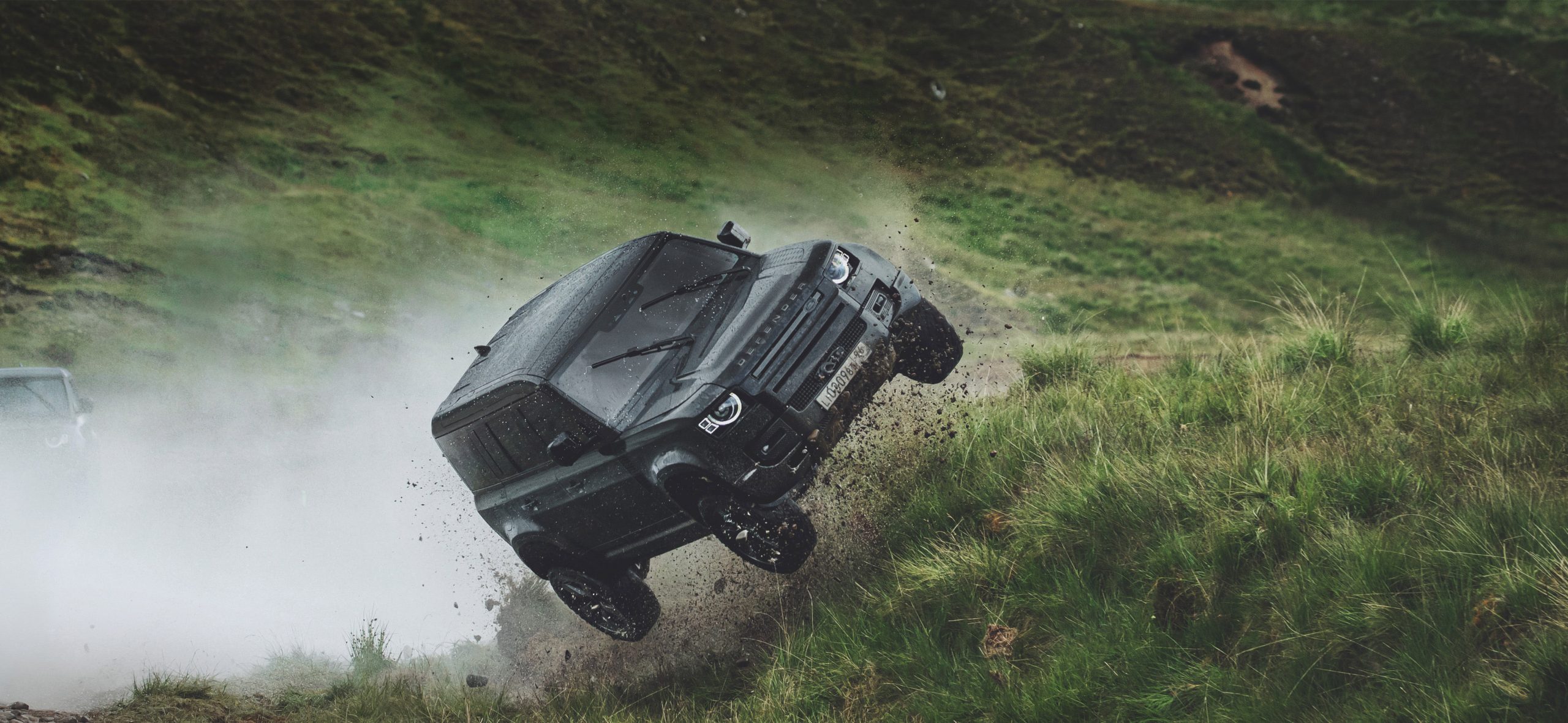 New Land Rover Defender kiest luchtruim in NTTD
