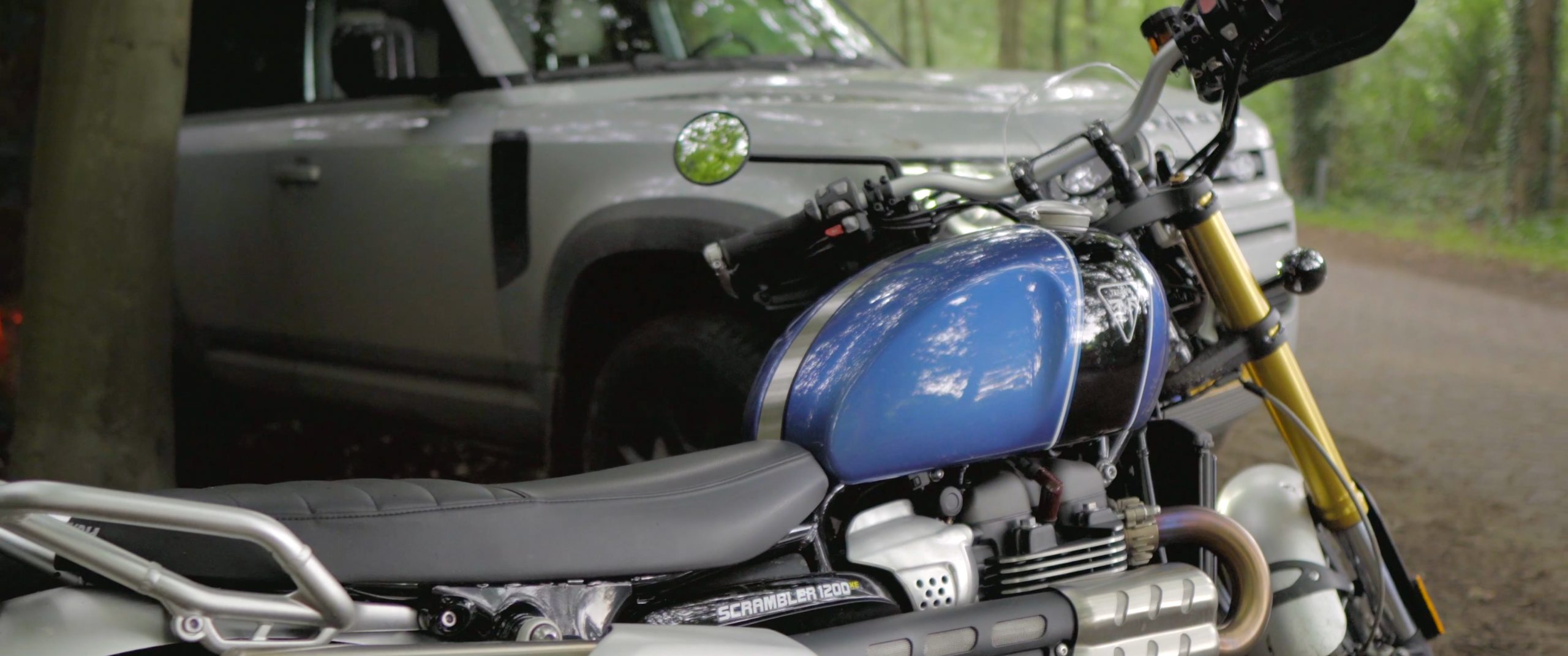 NTTD: Zelf Rijden met de NEW Defender en Triumph motor