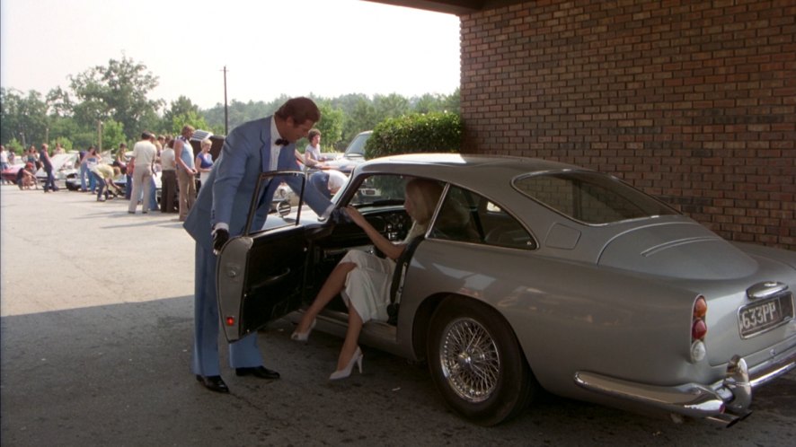 Still uit de film Cannonball Run. De originele auto, alleen de gadgets zijn later door een ander bedrijf ingebouwd.